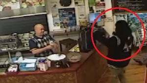 Maskovaný a ozbrojený lupič vešel do restaurace. Reakce majitele? K nezaplacení!